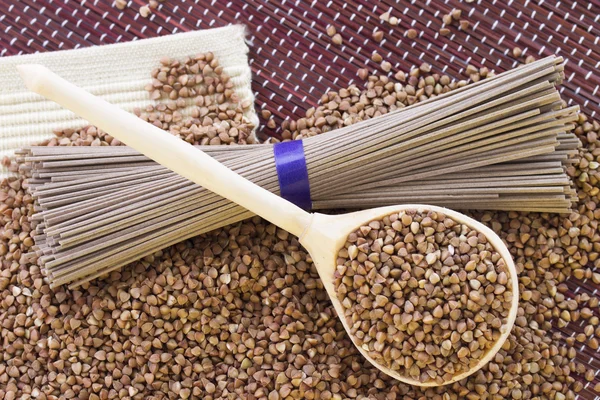 Cuchara de madera de trigo sarraceno y fideos de trigo sarraceno —  Fotos de Stock