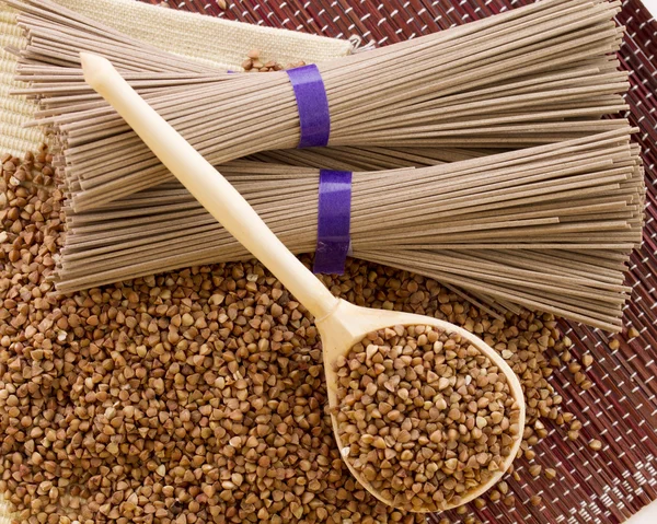 Cuchara de madera de trigo sarraceno y fideos de trigo sarraceno —  Fotos de Stock