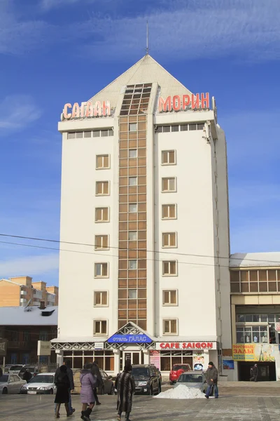 ULAN-UDE, RUSIA - 4 DE FEBRERO: Moderno hotel Sagaan Morin el 4 de febrero de 2015 en Ulan-Ude . —  Fotos de Stock