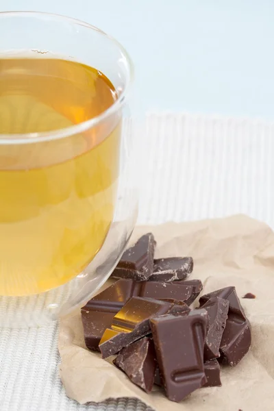 Bardak yeşil çay ve çikolata bir dilim — Stok fotoğraf