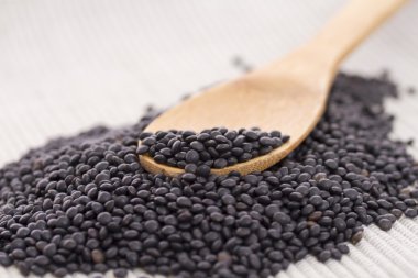 Tahta kaşık ve mercimek.