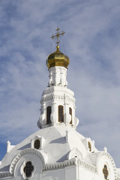 De gouden koepels bell tower en een orthodoxe kruis — Stockfoto