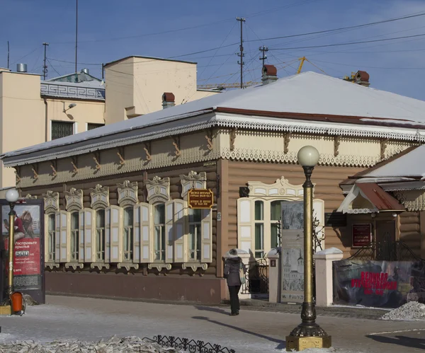 ULAN-UDE, RUSSIA - 4 FEBBRAIO: Case in legno per strada nella capitale della Repubblica di Buryatia il 4 febbraio 2015 a Ulan-Ude . — Foto Stock
