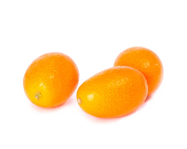 Kumquat orange vif sur fond blanc — Photo
