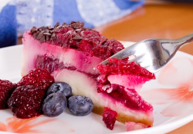 Parçası cheesecake taze çilek ile renkli bir tabak üzerinde