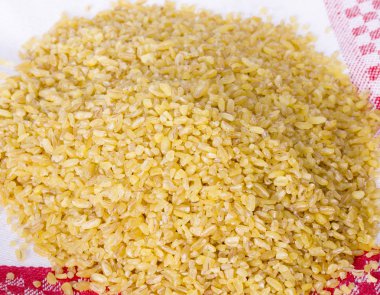 A avuç-in tahıl bulgur pamuk peçete üzerinde