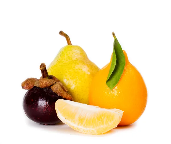 Plusieurs fruits différents sur fond blanc — Photo