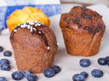 Çikolata ve narenciye muffin ve yaban mersini