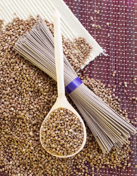 Cuchara de madera de trigo sarraceno y fideos de trigo sarraceno —  Fotos de Stock