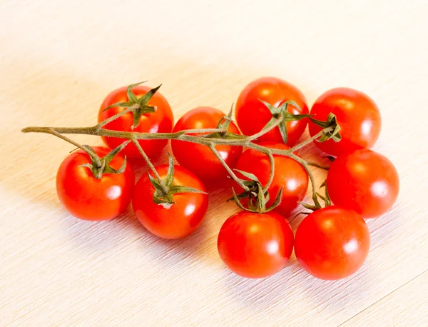 Zralá cherry rajčata na větvi — Stock fotografie