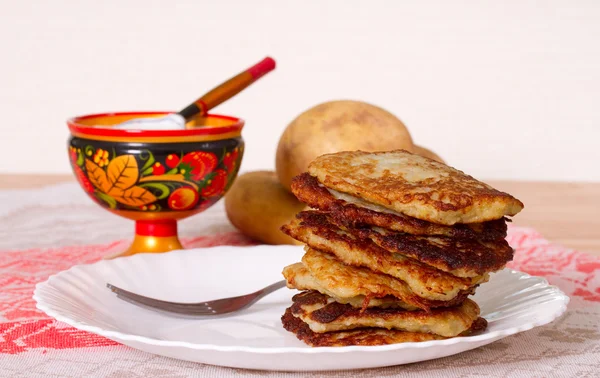 Kartoffeldraniki auf einem weißen Teller — Stockfoto