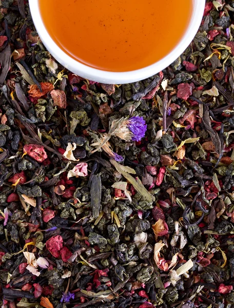 Witte porseleinen kopje thee op een achtergrond van bloem thee — Stockfoto