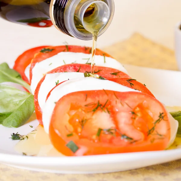 Традиционный салат капрезе с моцареллой и свежими помидорами — стоковое фото