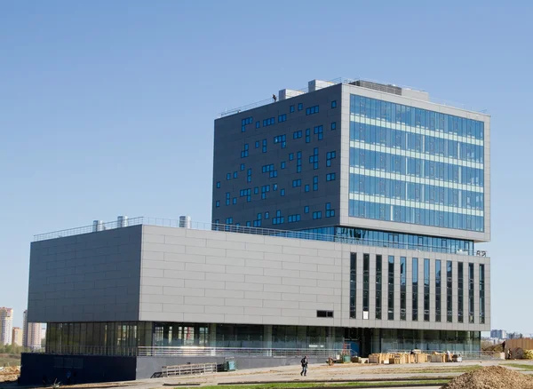 NIZHNY NOVGOROD, RUSIA - 7 DE MAYO: Nuevo edificio de oficinas moderno en t —  Fotos de Stock