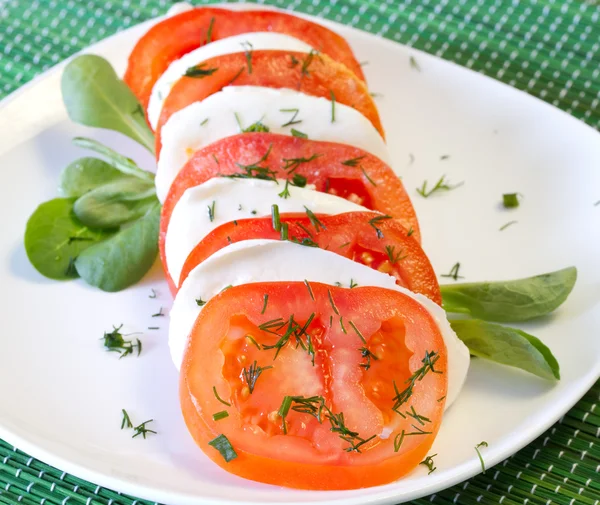 Salada Caprese tradicional com mussarela e tomate fresco — Fotografia de Stock