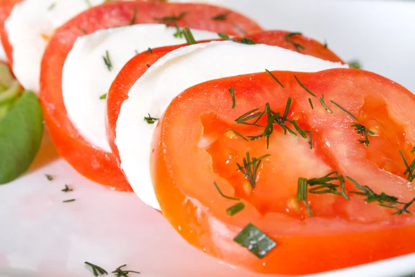 Традиционный салат капрезе с моцареллой и свежими помидорами — стоковое фото
