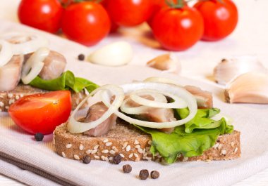 Bir peçete ve kiraz tomat Şubesi ringa sandviçle