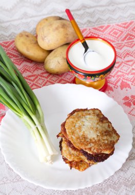 Ekşi krema ve pırasa ile patates kek