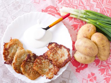 Ekşi krema ve pırasa ile patates kek