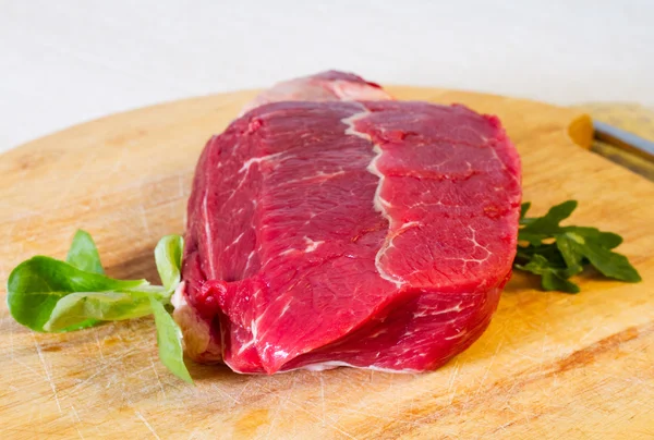 Rundvlees biefstuk en salade bladeren — Stockfoto