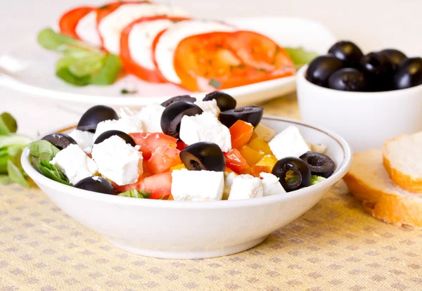 Salade grecque, pain et olives sur la table — Photo