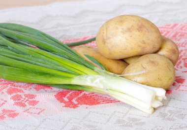 Yumrular taze patates ve pırasa
