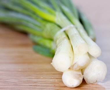 Pırasa ahşap yüzeye