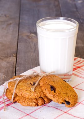 Kuru üzüm ve bir bardak süt ile yulaf ezmeli kurabiye