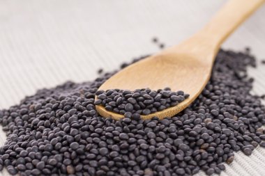 Tahta kaşıkla siyah mercimek