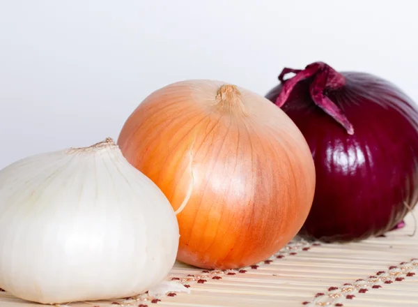 Drei große Zwiebeln in verschiedenen Farben — Stockfoto