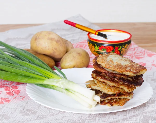 Flapjacks de patata con crema agria y puerro — Foto de Stock