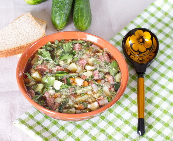 okroshka bir tablo ve bir tahta kaşık seramik bir kasede Kvas üzerinde