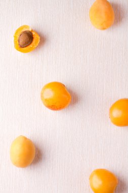 Kayısı beyaz bir yüzeye