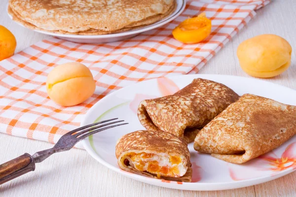 Pancakes stuffed with cottage cheese and dried apricots — Stock Photo, Image