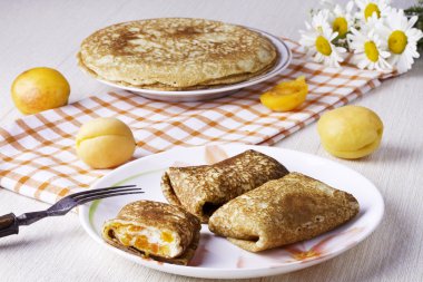 Lor peynir ve kuru kayısı ile Pancakes