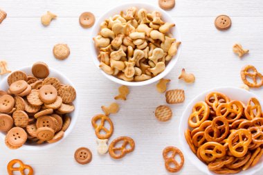 Küçük kase tuzlu ve tatlı bisküvi