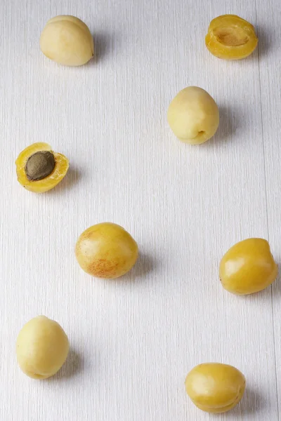 Meruňky na bílý povrch — Stock fotografie