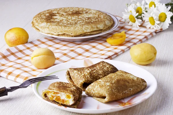 Pancakes with curd cheese and dried apricots — Stock Photo, Image