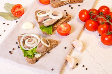 Bir peçete ve kiraz tomat Şubesi ringa sandviçle