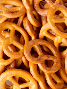 Beyaz vazo içinde küçük kurabiye