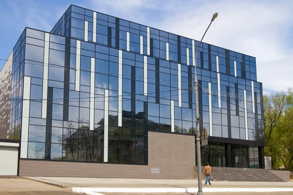 SARANSK, RUSIA - 9 DE MAYO: Moderno edificio de oficinas con fachada de vidrio — Foto de Stock