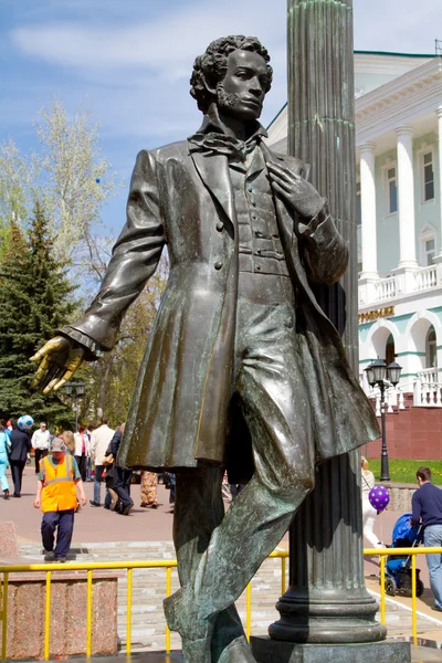 Saransk, Ryssland - 9 maj: monument över den stora ryska poeten alex — Stockfoto