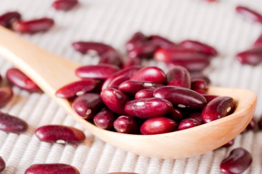 Tahta kaşıkta kırmızı fasulye.