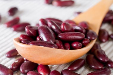 Tahta kaşıkta kırmızı fasulye.