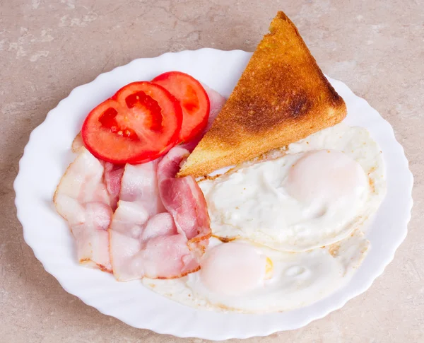 Breakfast of bacon and eggs and toast — Stock Photo, Image