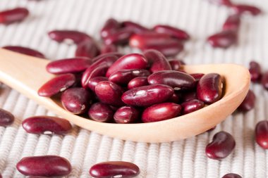 Tahta kaşıkta kırmızı fasulye.