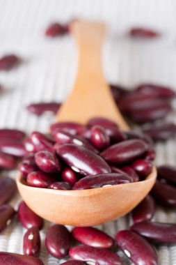 Tahta kaşıkta kırmızı fasulye.