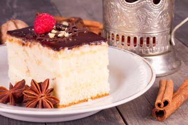 Kek krem çikolata ve bir fincan çay Kupası sahibi içinde 