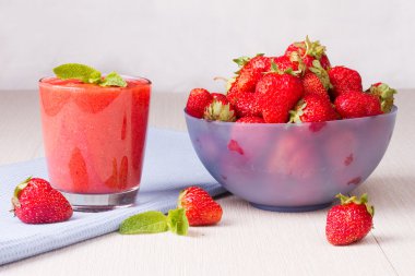 Olgun çilek ve çilek smoothie