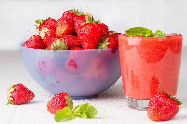 Rijpe aardbeien en strawberry smoothie — Stockfoto